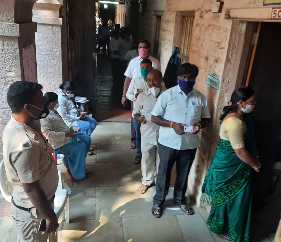 विधानपरिषदेसाठी विक्रमी मतदान