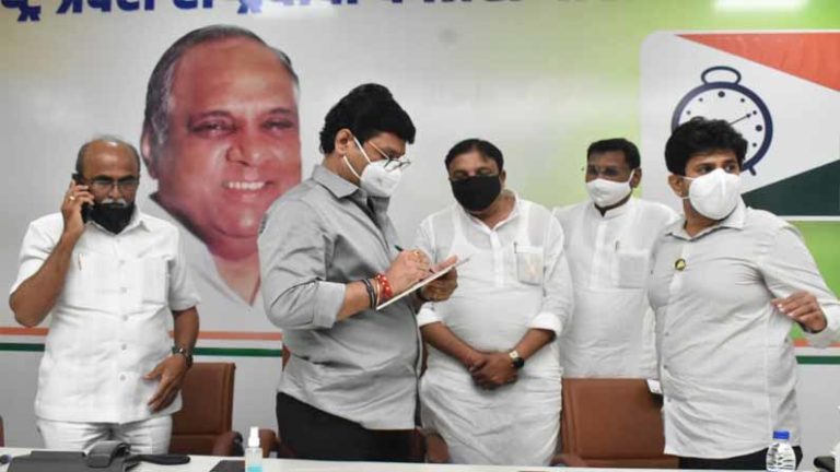 एकीकडे राजीनाम्याची चर्चा, दुसरीकडे मुंडेचा जनता दरबार