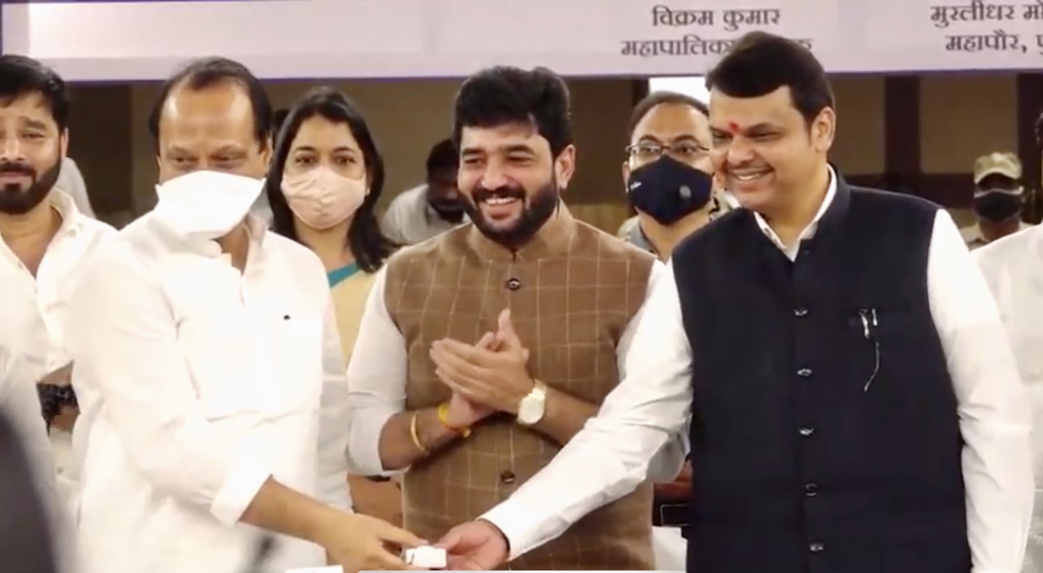 दादा अन् पंतांच्या कार्यक्रमात राष्ट्रवादी-भाजप कार्यकर्त्यांचा सामना दादा अन् पंतांच्या कार्यक्रमात राष्ट्रवादी-भाजप कार्यकर्त्यांचा सामना