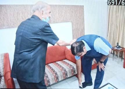 हेवीवेट मंत्री सरच्या पुढे नतमस्तक