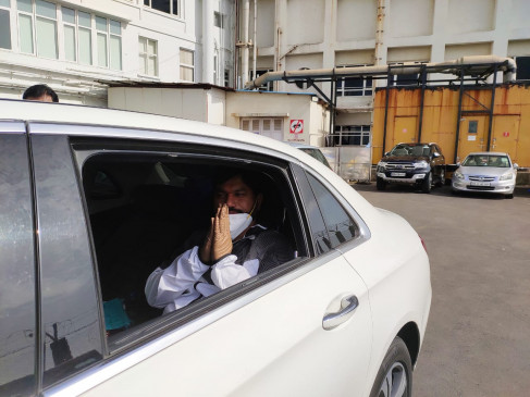 पवारांच्या भेटीनंतर धनंजय मुंडे खासगी गाडीतून