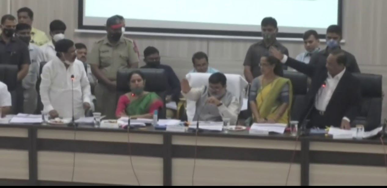 सिंधुदुर्गामध्ये दोन खासदारांमध्ये राडा सिंधुदुर्गामध्ये दोन खासदारांमध्ये राडा