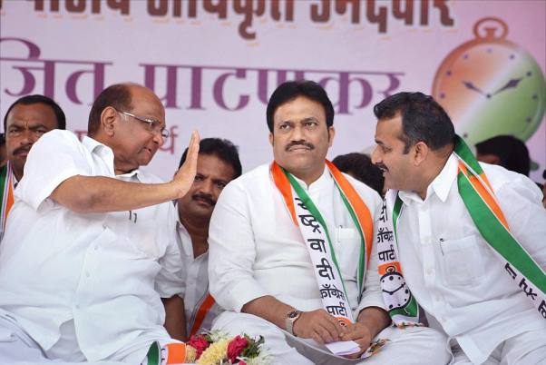 राष्ट्रवादीच्या नेत्याला भाजपकडून १०० कोटीची ऑफर राष्ट्रवादीच्या नेत्याला भाजपकडून १०० कोटीची ऑफर