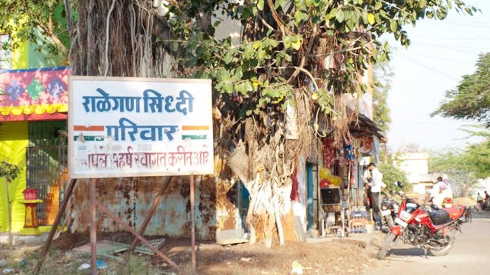 अण्णा हजारेंच्या गावात मतदारांना साड्या वाटपाचा प्रकार, गुन्हा दाखल