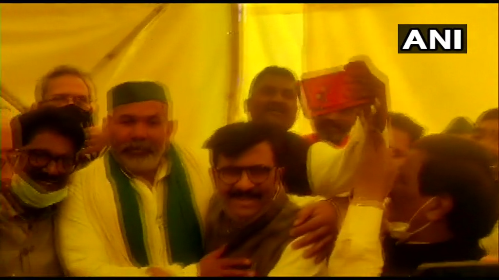 सरकारने शेतकऱ्यांची हत्या केली; शिवसेना नेते आंदोलकांच्या भेटीला