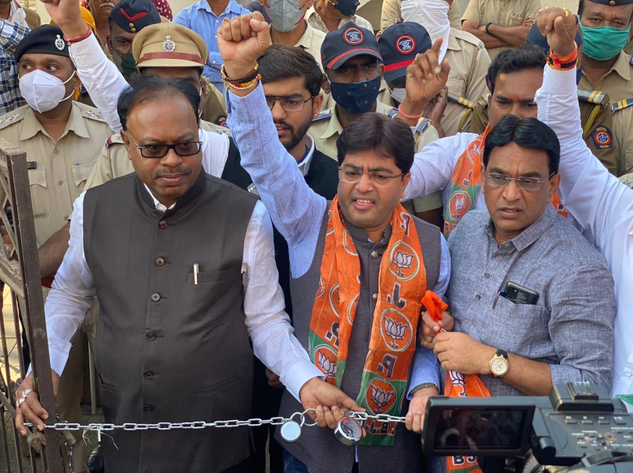 शिवेसना इंधन दरवाढीच्या तर भाजप वीज बिलाच्याविरोधात रस्त्यावर शिवेसना इंधन दरवाढीच्या तर भाजप वीज बिलाच्याविरोधात रस्त्यावर