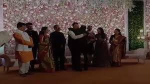 दोन नेत्यांच्या गळाभेटीवर चर्चेला उधाण