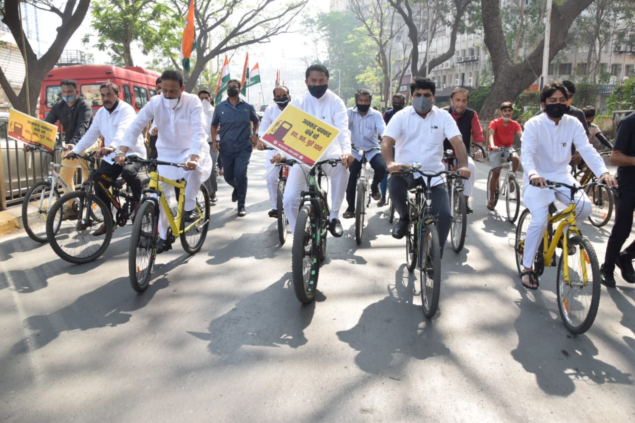 विधीमंडळात राज्यपालांच्या अभिभाषणाला नाना पोहचले चक्क सायकलीवरून